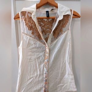 Boutique Sleeveless Embroidered Sequim Button Up Blouse with Collar. Size Small.